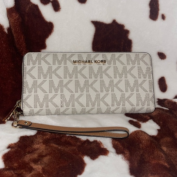 Authentic Michael Kors wristlet wallet - Picture 1 of 7